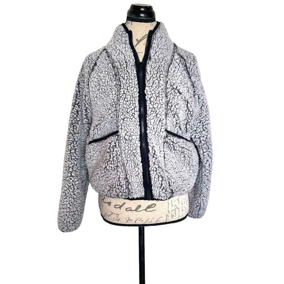 Divided H&M Womens Jacket Size XS Short Sherpa Fuzzy Soft Gray Thick Fleece - Picture 1 of 16